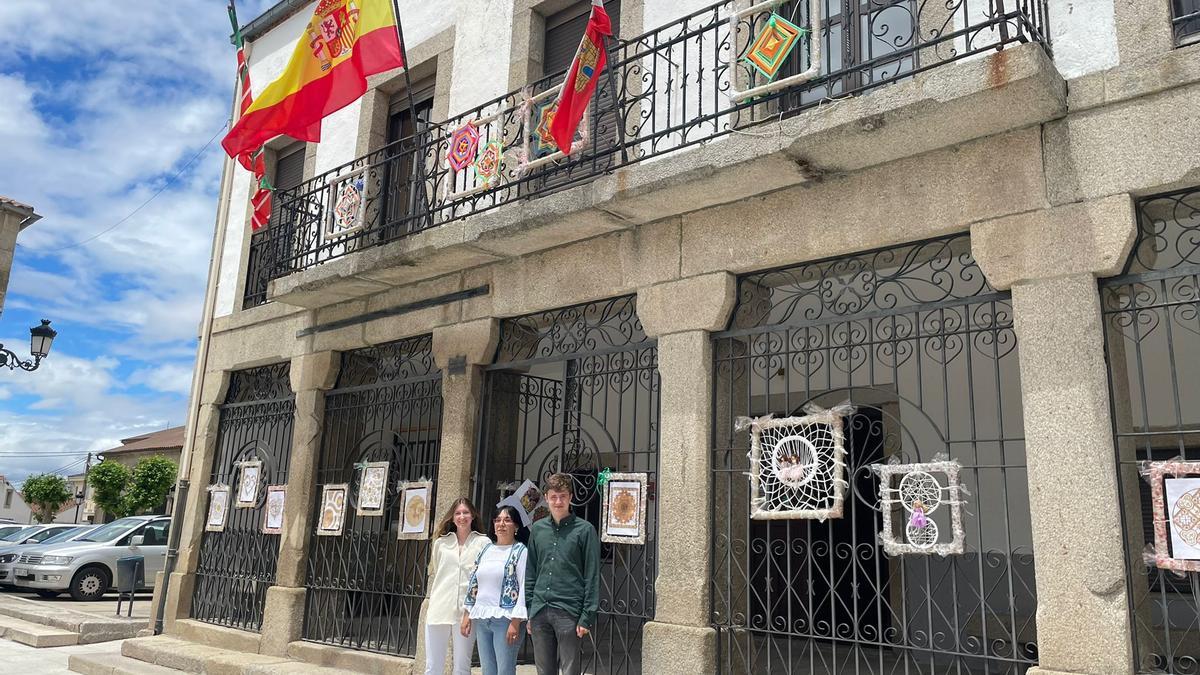 Los estudiantes destinados a Bermillo junto a la teniente de alcalde, Dolores Nobre