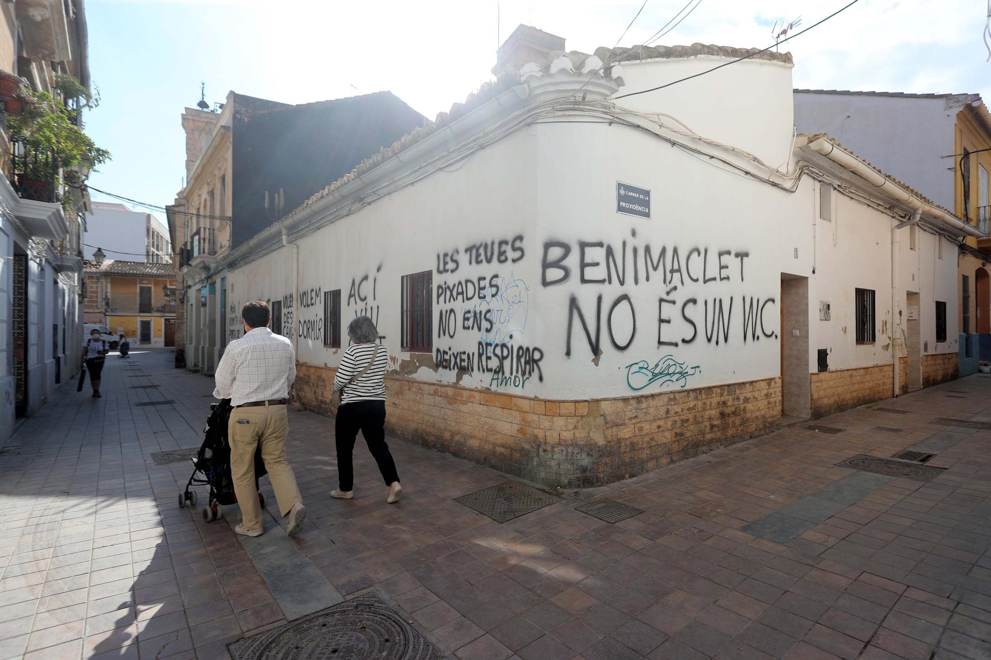 Benimaclet amanece con pintadas en contra de los botellones