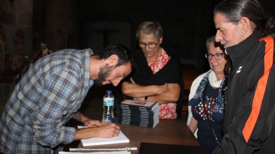 Germán de Prada López firmando ejemplares de su libro durante la presentación