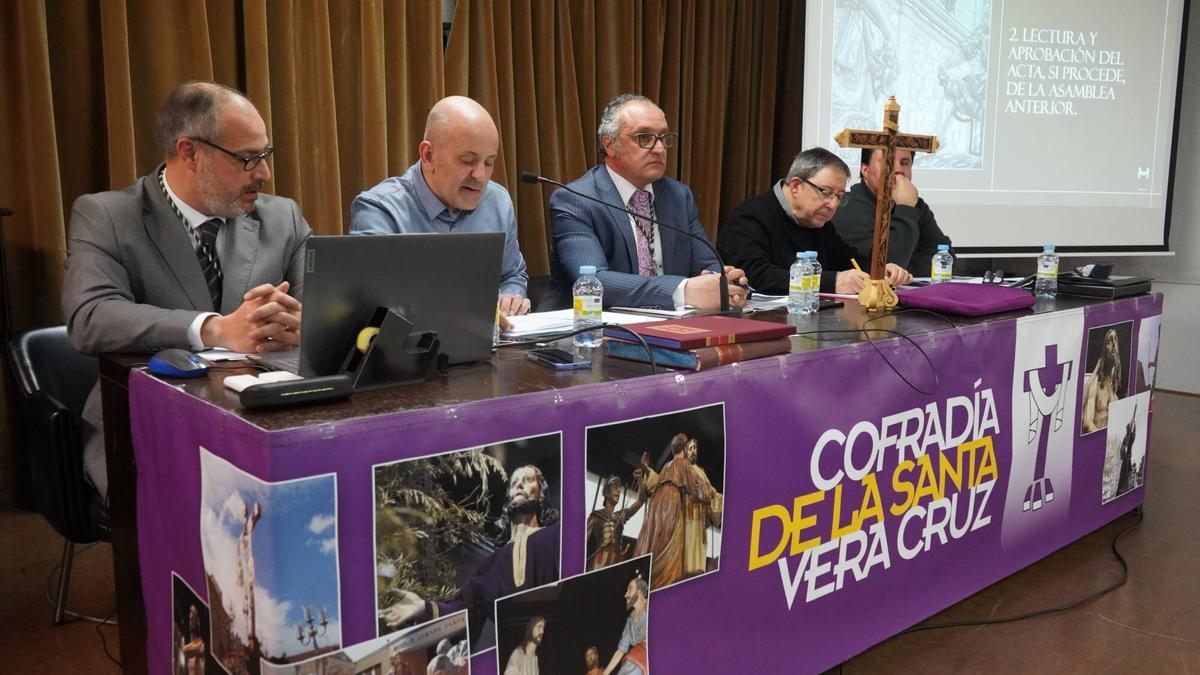 Directiva de la Vera Cruz, con Teo Hernando (centro) en una asamblea.