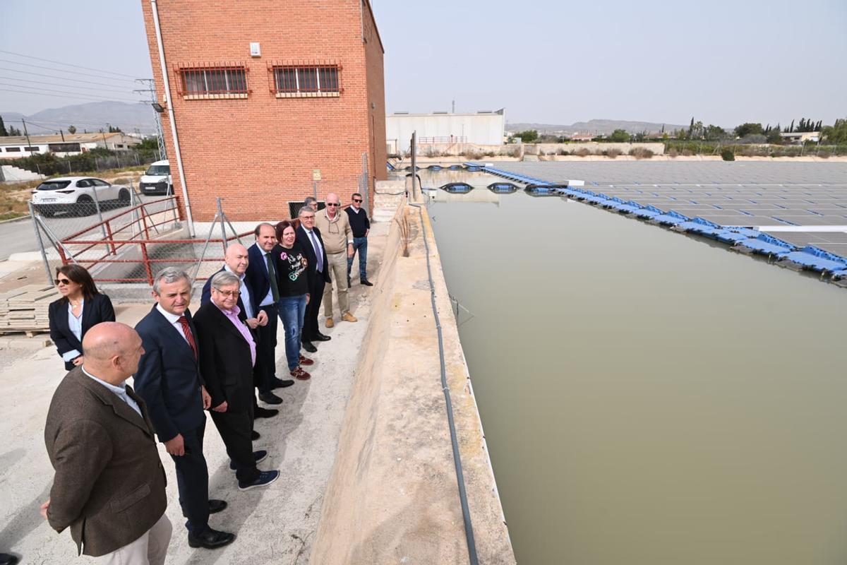 La secretaria de Estado de Agricultura visitó una de las plantas fotovoltaicas instaladas sobre un embalse en Peña Las Águilas, Elche