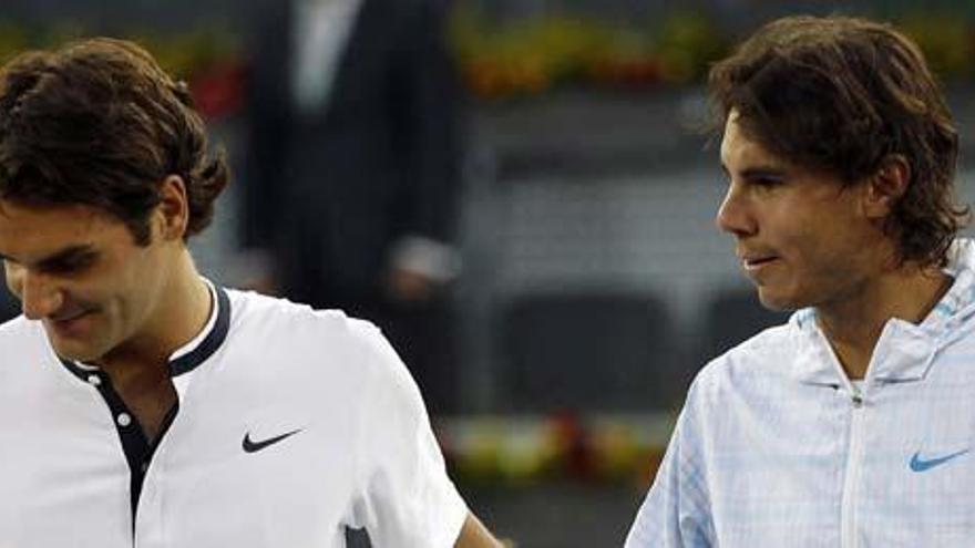 Federer y Nadal se saludan tras la final del Masters 1.000 de Madrid.