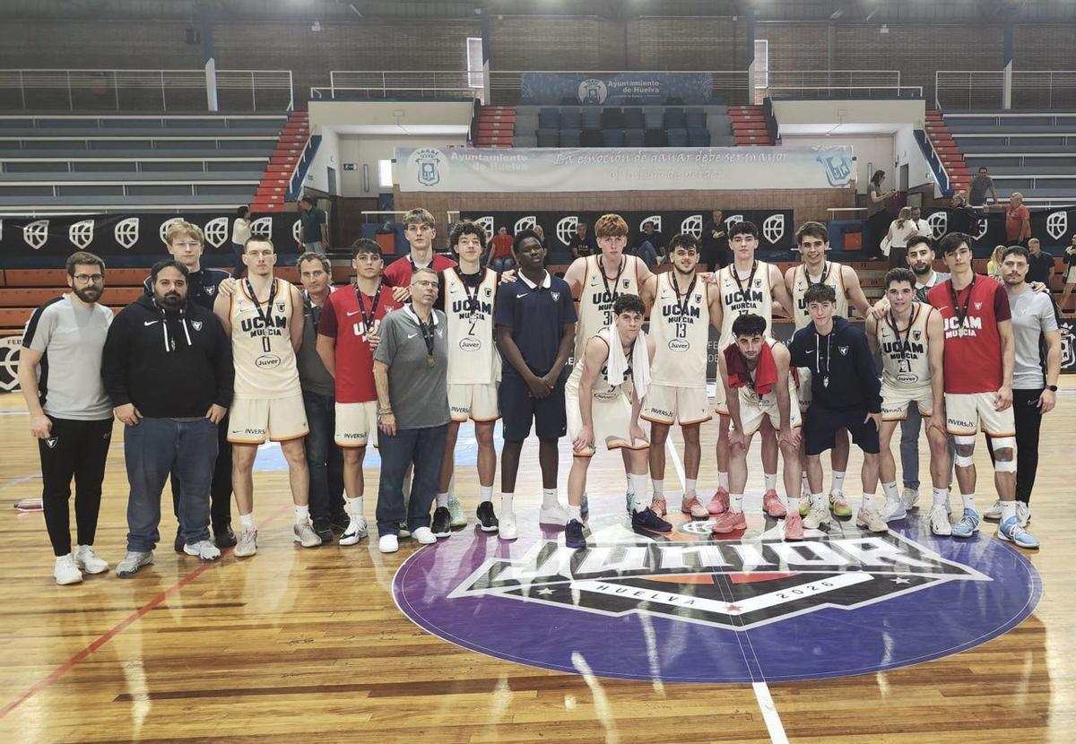 Plantilla del equipo júnior UCAM Murcia Juver en el Campeonato de España.