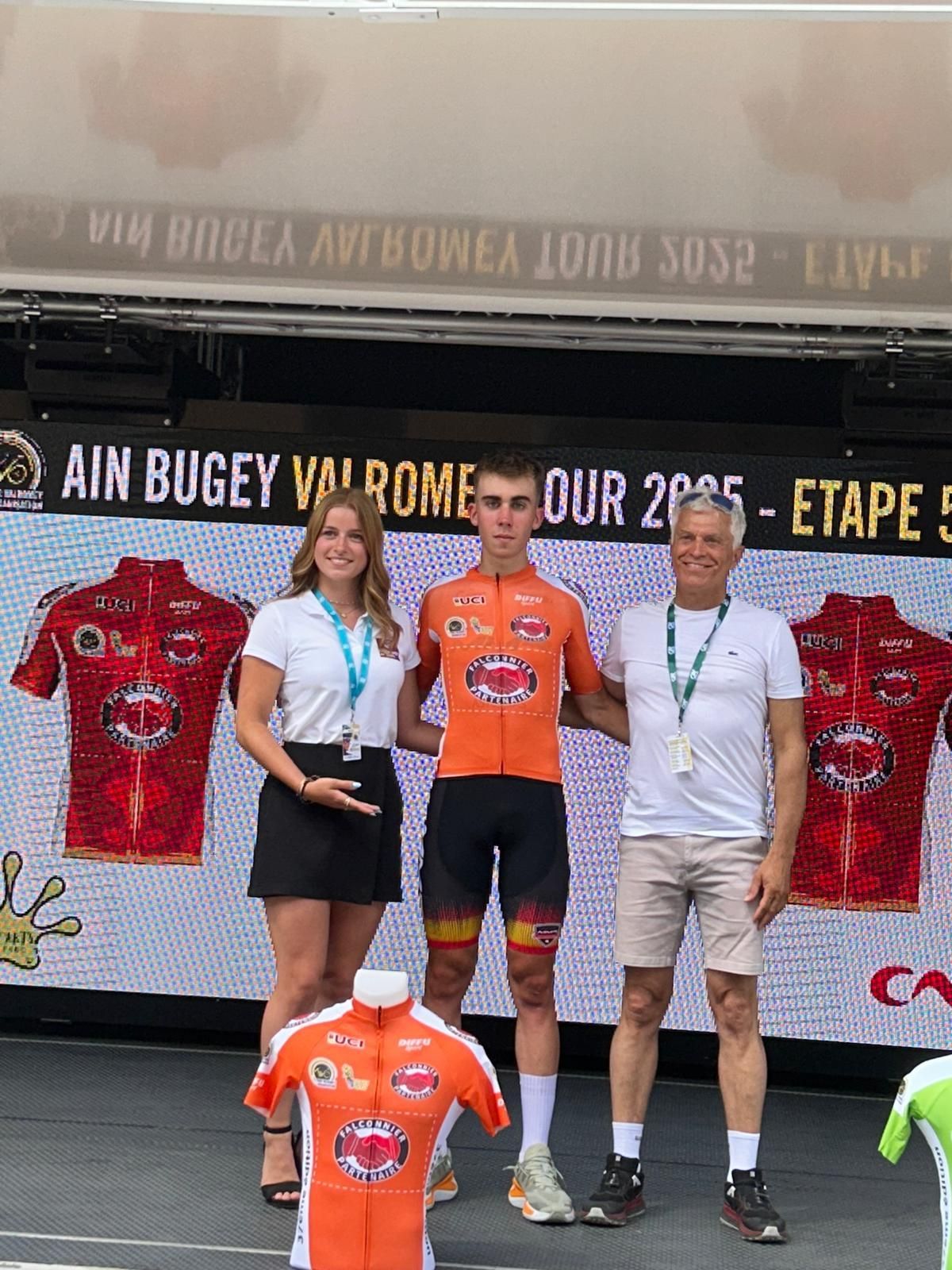 Noval con el maillto de corredor más combativo en el Tour de Valromey