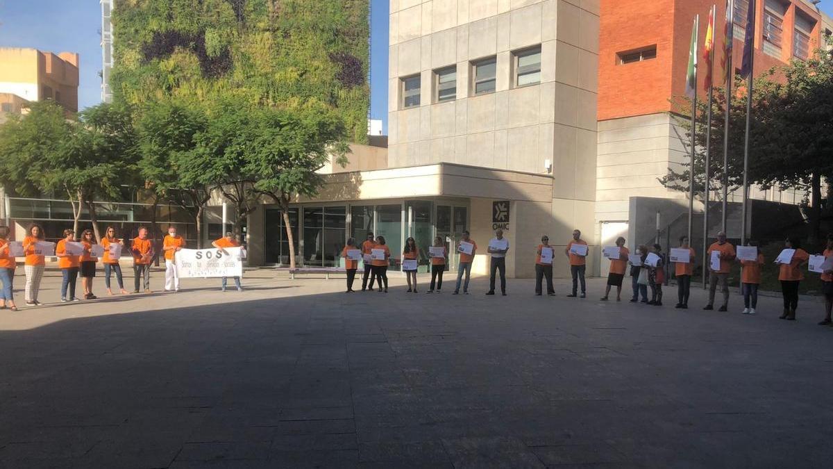 Una veintena de trabajadores se han concentrado frente al Consistorio este viernes