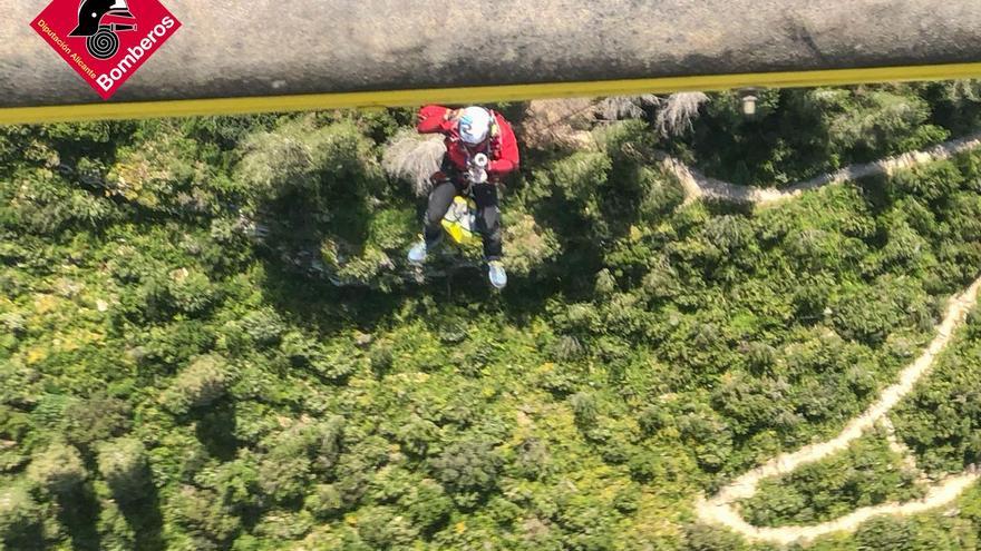 Así fue el rescate aéreo a una senderista con la pierna rota en Dénia