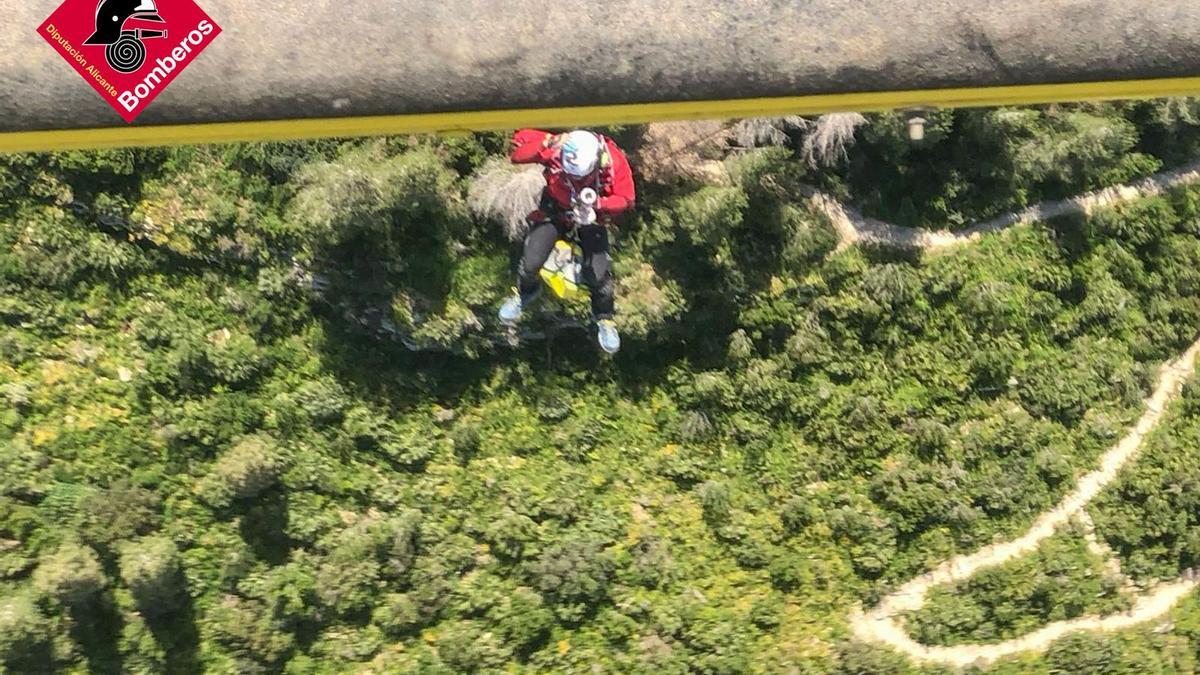 Así fue el rescate aéreo a una senderista con la pierna rota en Dénia