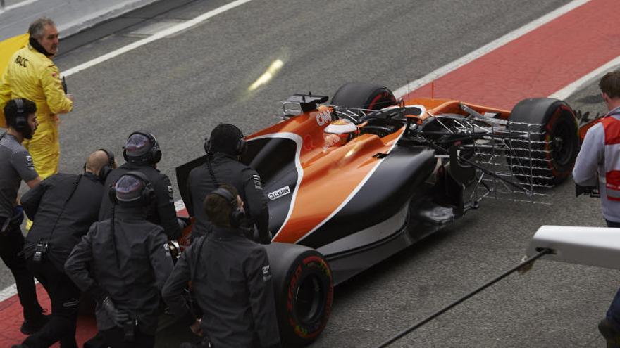 El McLaren de Stoffel Vandoorne es remolcado a boxes