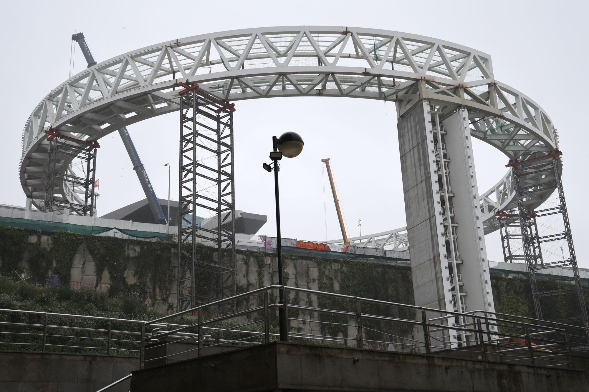 El anillo del ascensor HALO finaliza su izado y "aluniza" en la plaza de Vialia