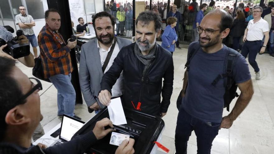 El president d&#039;Òmnium, Jordi Cuixart, votant a Sabadell.