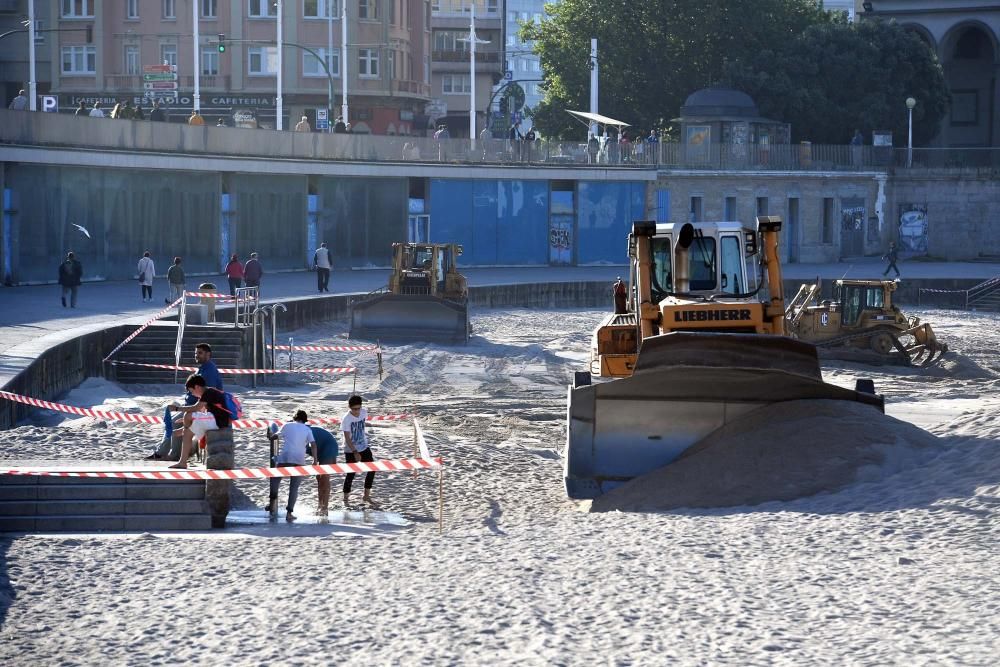 Las playas de A Coruña se preparan para el verano