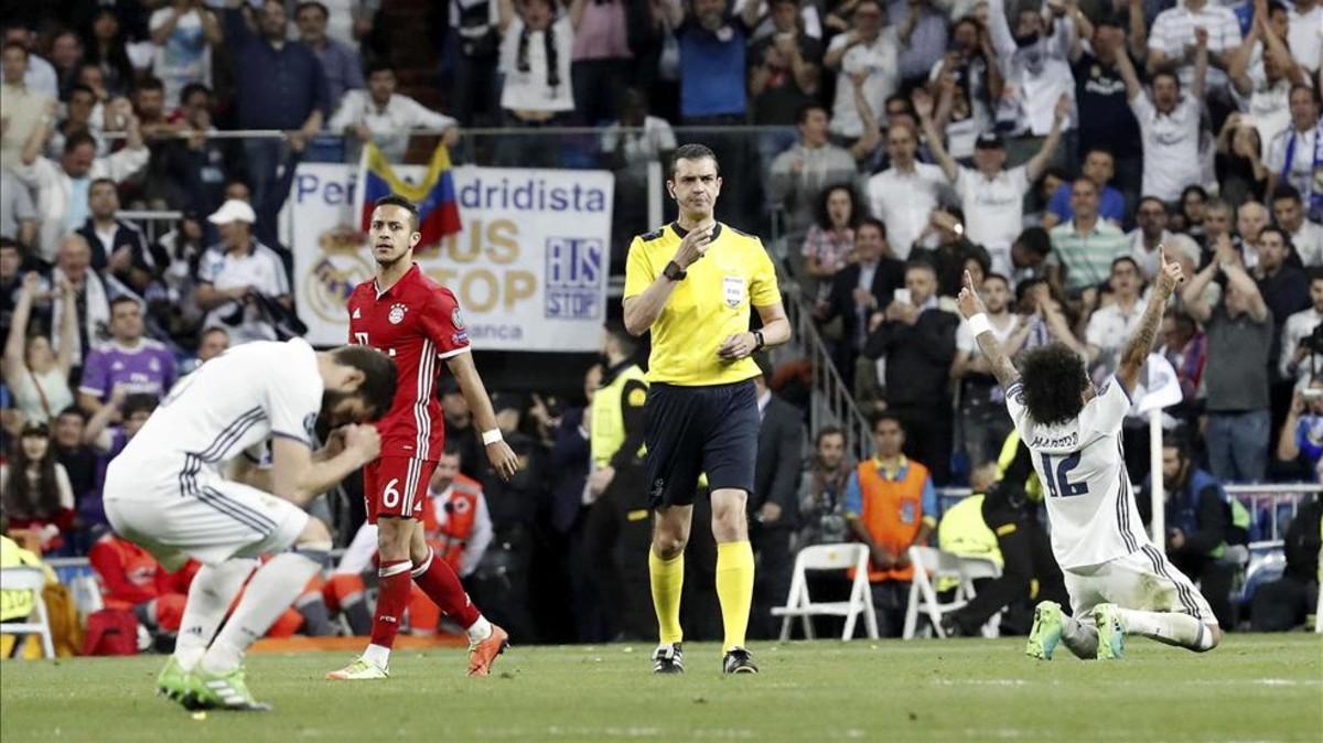 Kassai pita el final del partido tras una bochornosa actuación