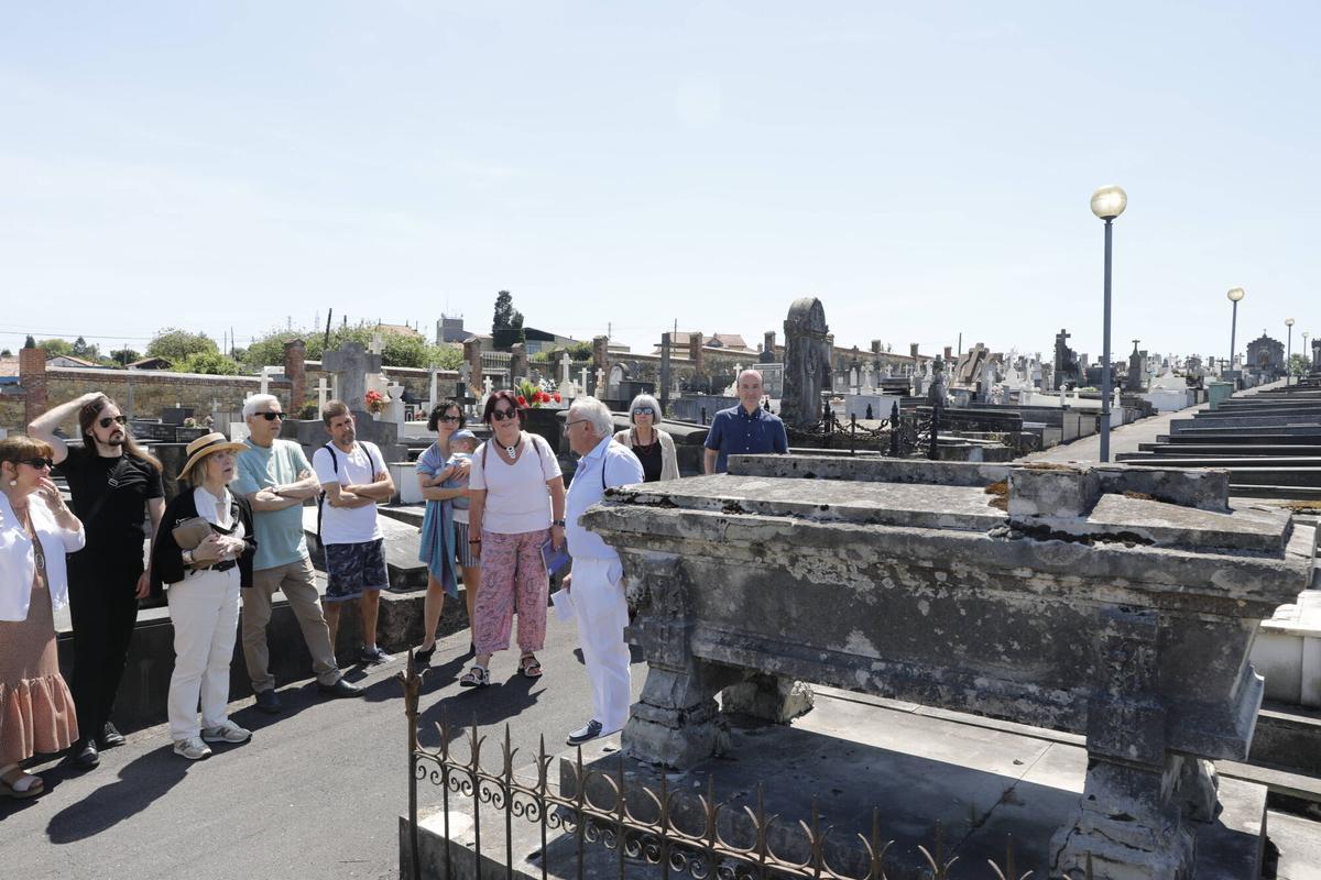Oviedo. La Entidad Cultural Gaudiosa Asturias rinde homenaje a Leopoldo Alas Clarín en el 125.º aniversario de su fallecimiento en el cementerio de San Salvador