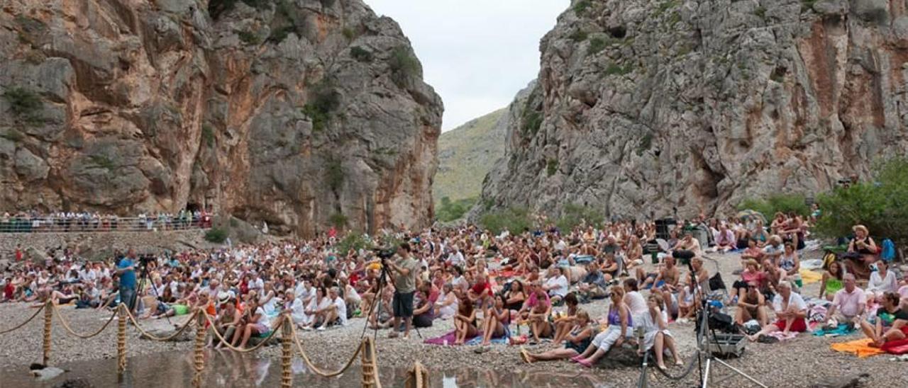 La playa de sa Calobra es uno de los puntos en los que el municipio quiere prevenir las malas prácticas cívicas.