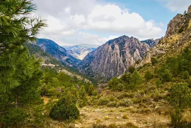 La ruta de senderismo más espectacular de España está en Teruel y rodea una de las formaciones geológicas más curiosas del mundo