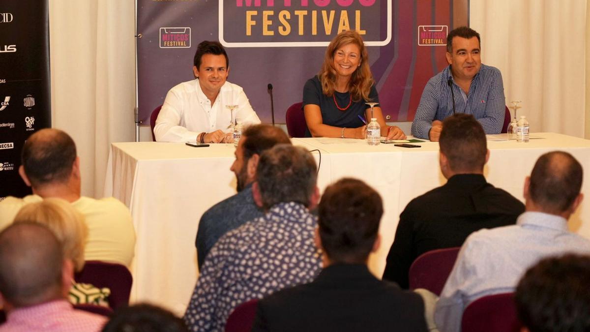 La alcaldesa de Castelló, Amparo Marco, junto a Arturo Pinel y Vicente Patiño, de la organización del festival. | GABRIEL UTIEL