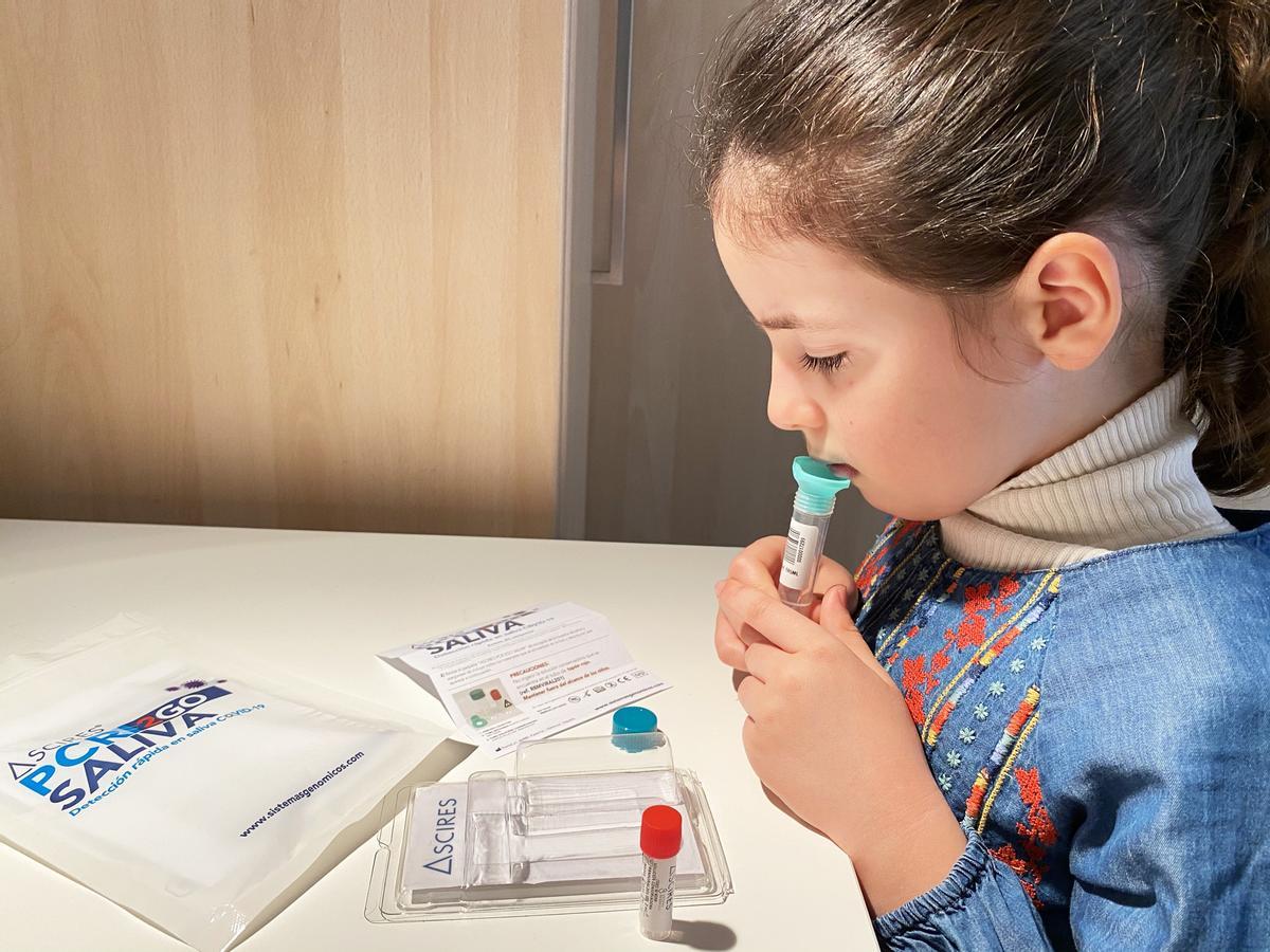 La muestra de la PCR Saliva Ascires se toma en casa de forma cómoda y sencilla.