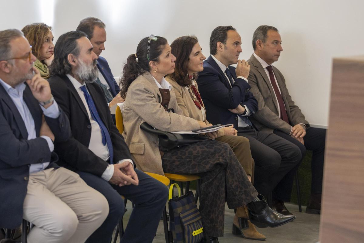De dcha. a izda.: Ricardo Sánchez, delegado del Gobierno de la Junta; Pablo Barrasa, director de Personas de Cox; Rocío Blanco, consejera de Empleo, Empresa y Trabajo Autónomo de la Junta; Isabel Morillo, directora de El Correo de Andalucía; Juan José Gómez, Coordinador Industrial Talent Hub de MOEVE; Raúl Rico, Gerente de El Correo de Andalucía.