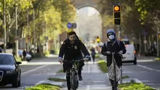 Ya es oficial: el nuevo reglamento de la DGT obliga a los ciclistas a circular por el centro del carril en ciudad
