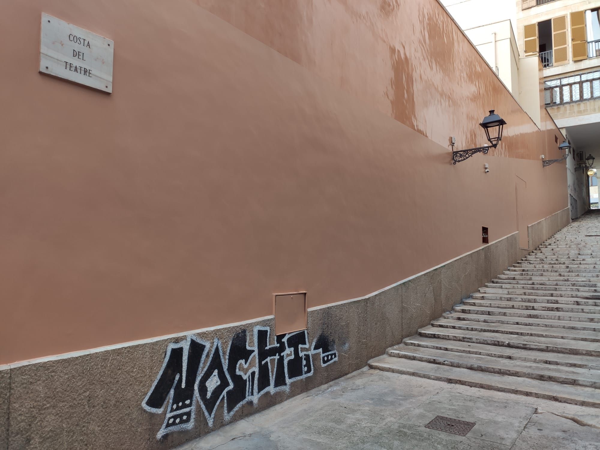 ARCA celebra la limpieza de las pintadas vandálicas del Teatre Principal
