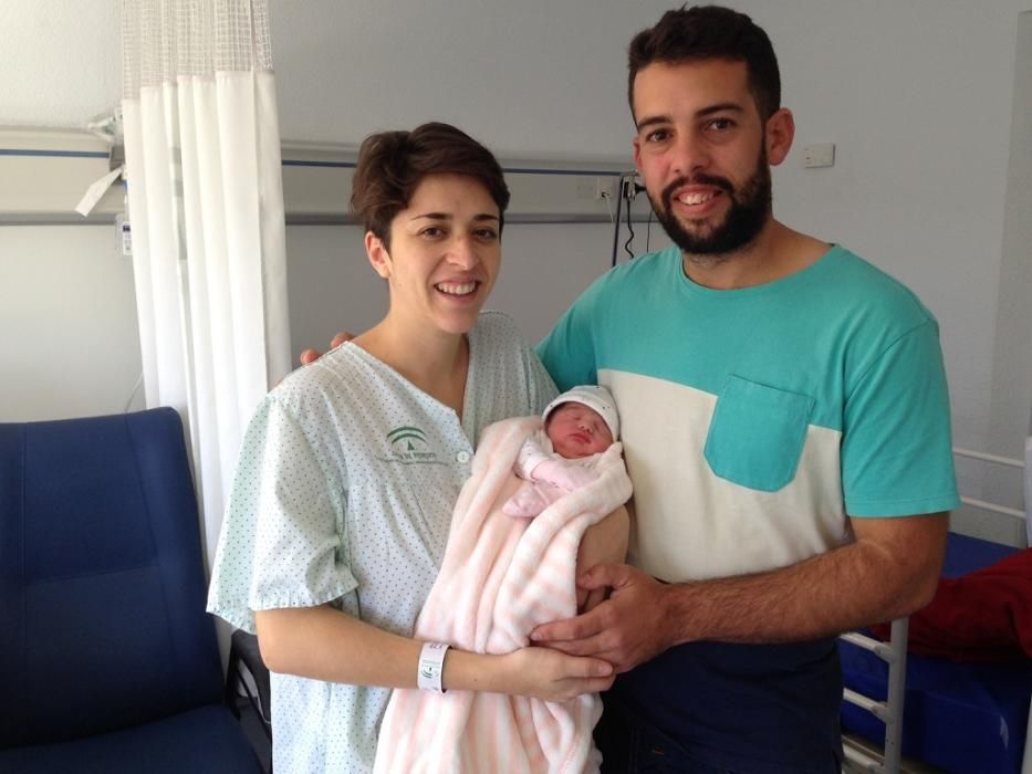 La pequeña Julia con sus padres, Estrella Morales y Juan Vázquez.