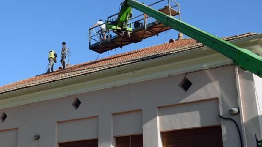 Aislamiento térmico en el tejado de la escuela infantil de Bocairent