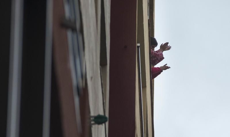 Gente en balcones aplaudiendo.La Laguna, Avenida de La Trinidad  | 27/03/2020 | Fotógrafo: Carsten W. Lauritsen