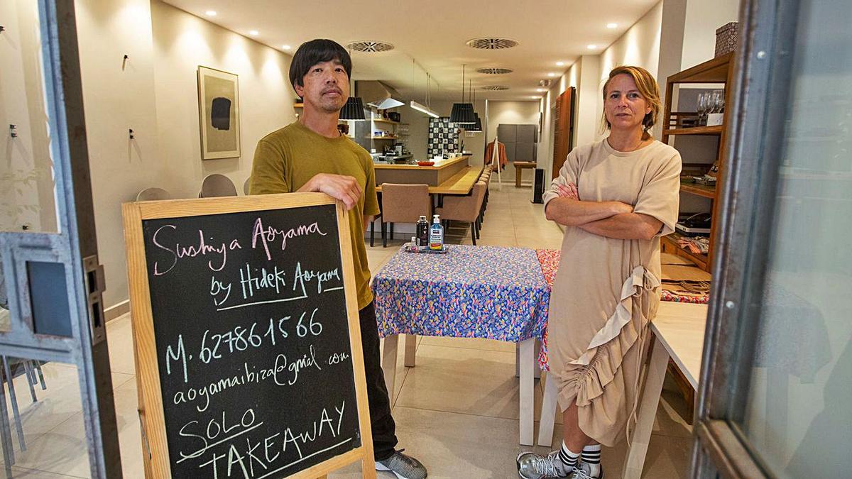 Hideki Aoyama y Elena Sánchez en la entrada de su restaurante, que, de momento, solo ofrecerá comida para llevar.