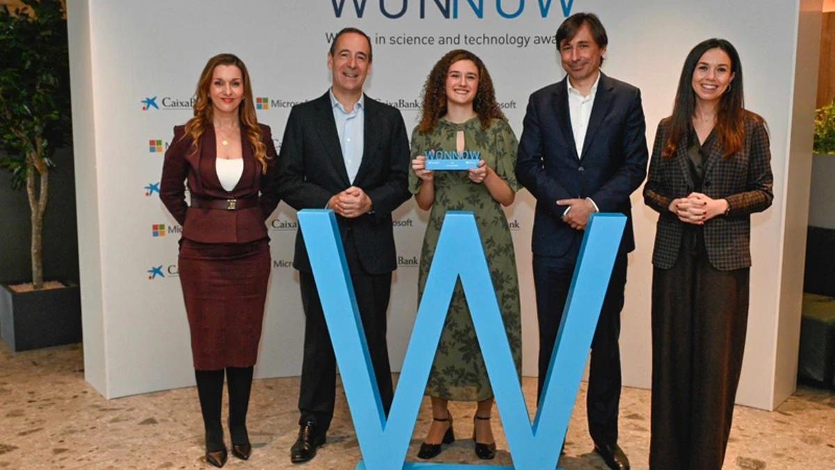La ingeniera montillana Lucía García Salido con el galardón de los Premios Wonnow 2025.