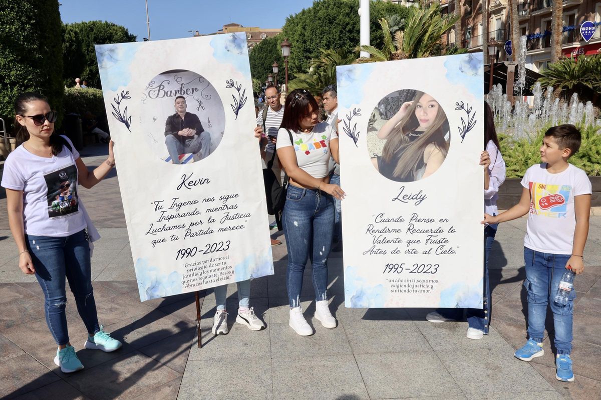 Concentración de alguno de los familiares de las víctimas del incendio frente al Ayuntamiento de Murcia.