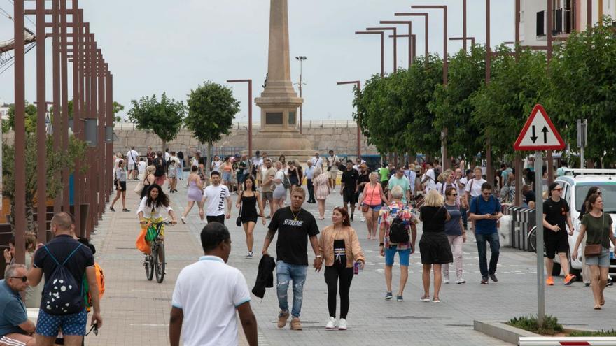 El paseo de los Andenes del puerto de Eivissa, repleto de gente en una imagen de archivo. | VICENT MARÍ