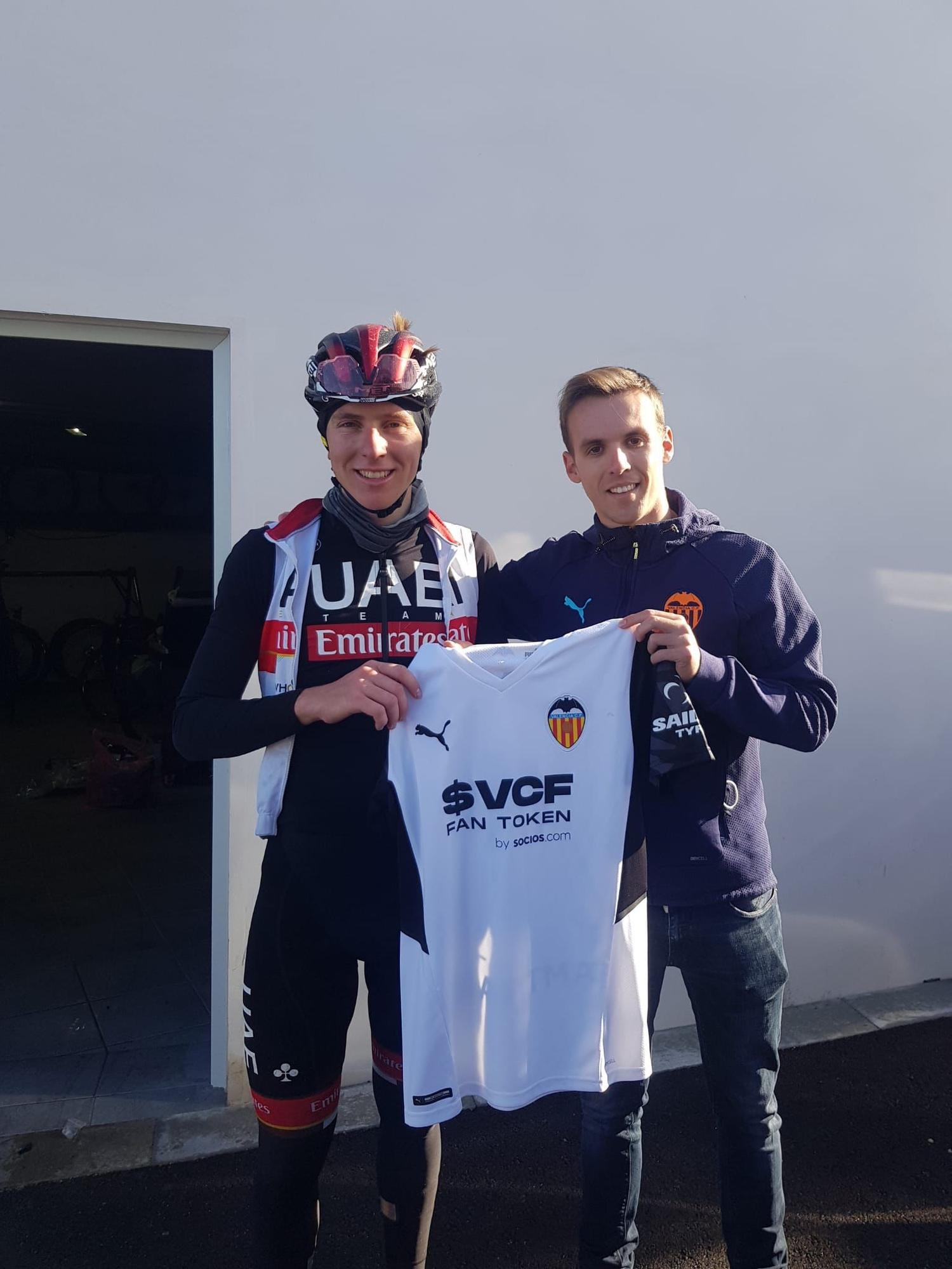 Pogačar, feliz con su camiseta del Valencia CF