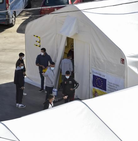 Campamento de inmigrantes en el colegio León