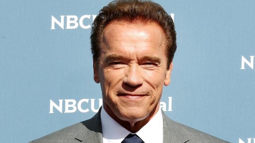 Schwarzenegger posa en la presentación de la parrilla del canal americano CNBC.