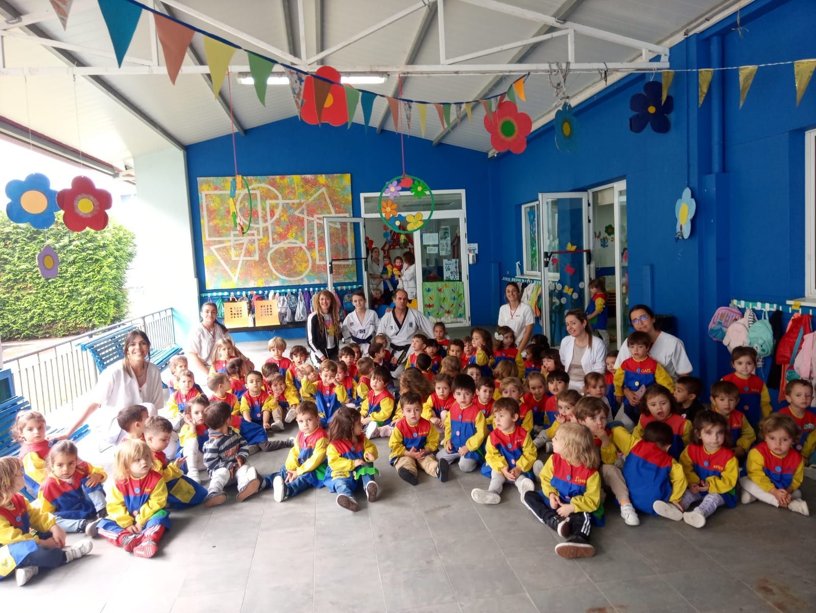 Niños de la escuela infantil municipal de Vilagarcía en las actividades desplegadas para fomentar el deporte.