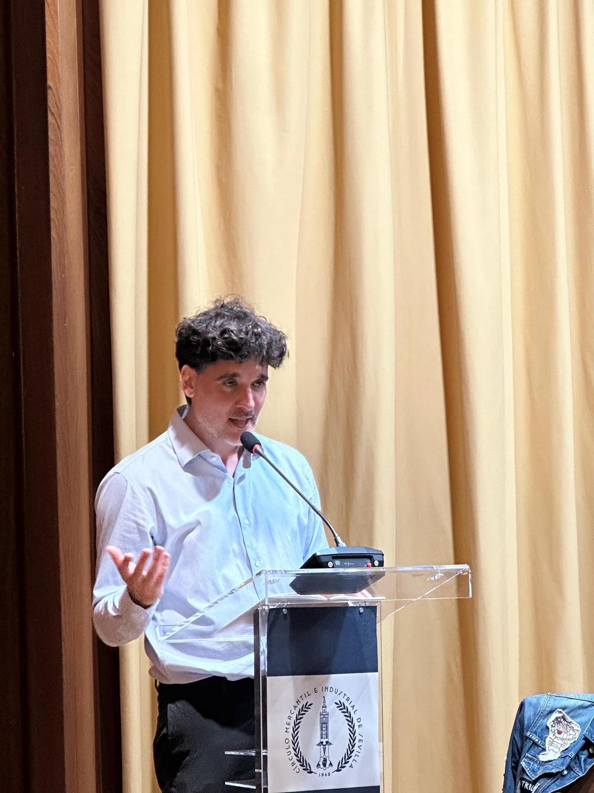 Julio Muñoz durante du pregón inaugural de la Feria del Libro Antiguo y de Ocasión.