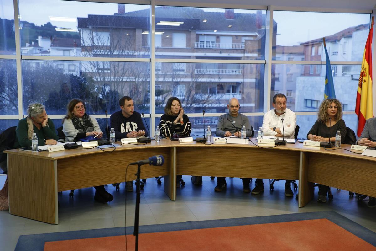 Por la izquierda, Adelaida Velarde, Ángela Ochoa, Sergio Heres, María Jesús Fernández, Jorge Calderón, Florentino Cuétara y Patricia Suárez, en el último Pleno municipal.