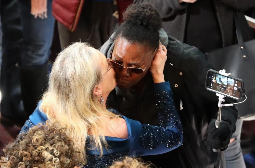 Una mujer anónima besa a Meryl Streep.