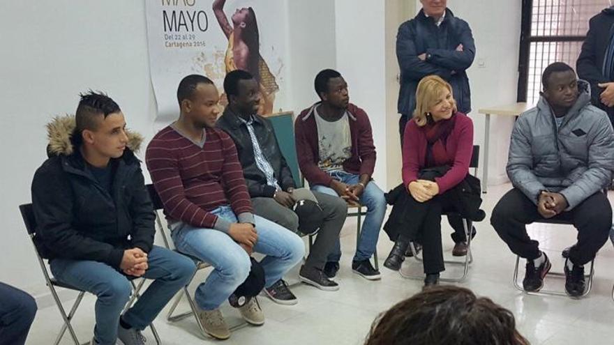 La consejera Violante Tomás, durante una visita a un centro de acogida de inmigrantes.