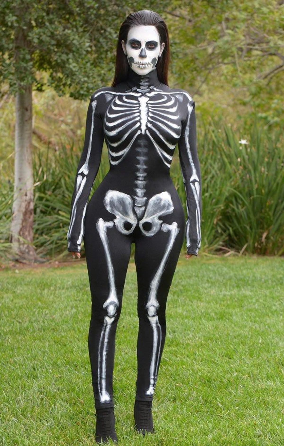 Kim Kardashian, también se ha vestido de esqueleto