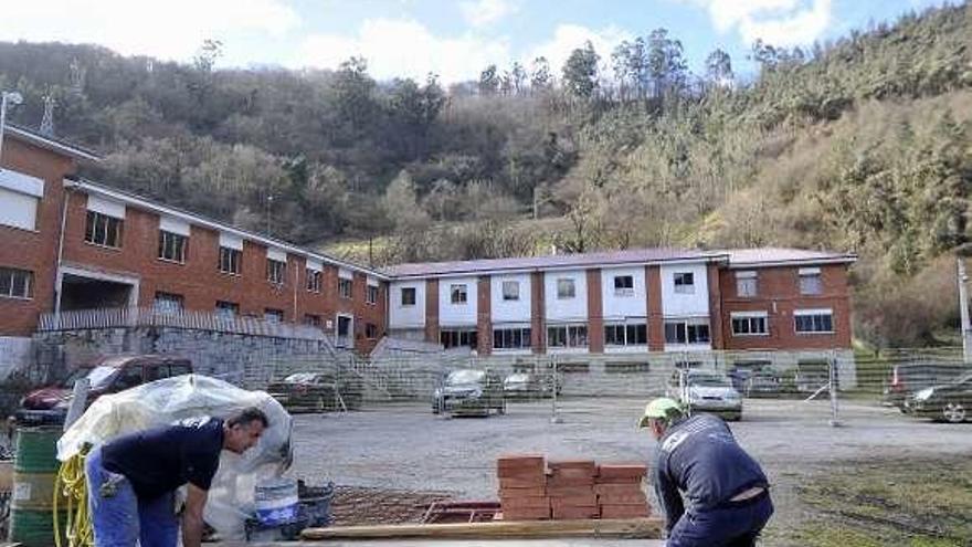 Los operarios trabajan en el entorno del centro.