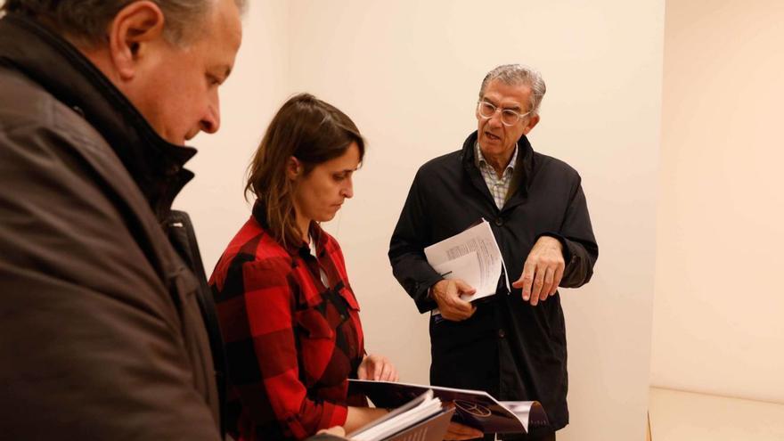 Lolo Solís, Manuela Fernández y Nicolás Terrados, ayer, en la sala de prensa municipal. | M. V.