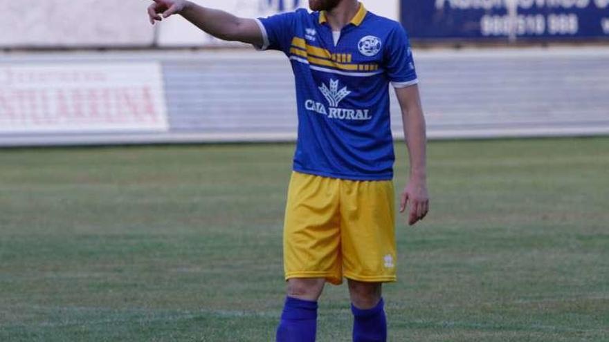 Roberto Levas con la nueva equipación.