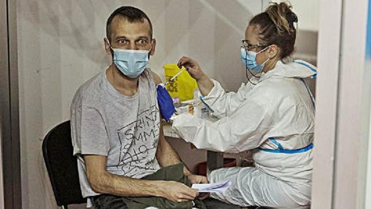 Un hombre recibiendo la vacuna contra la covid.