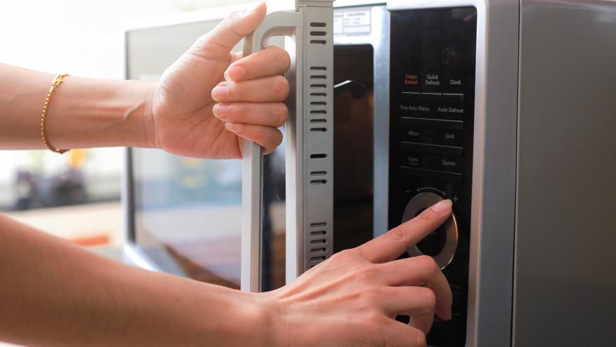 El truco de la esponja en el microondas que tienes que introducir en tu rutina de limpieza