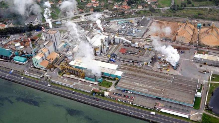 Vista aérea del complejo pastero y electroquímico Ence-Elnosa en la ría de Pontevedra. // Rafa Vázquez