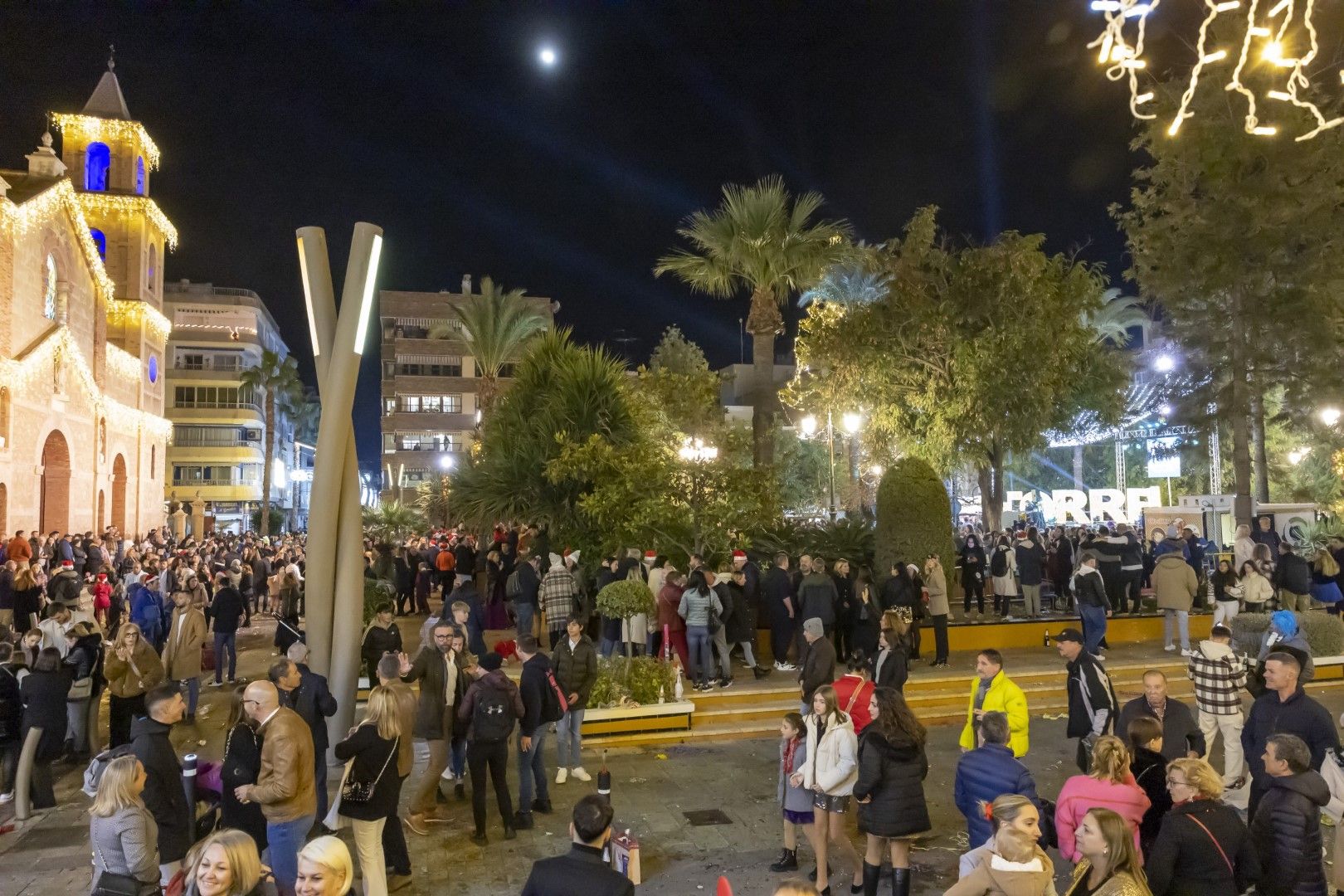 Así se celebró Nochevieja y la entrada de 2024 plaza de la Constitución de Torrevieja