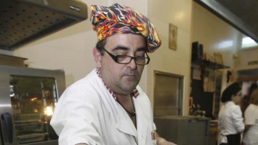 Un cocinero de Cartagena prepara un delicioso plato para los clientes