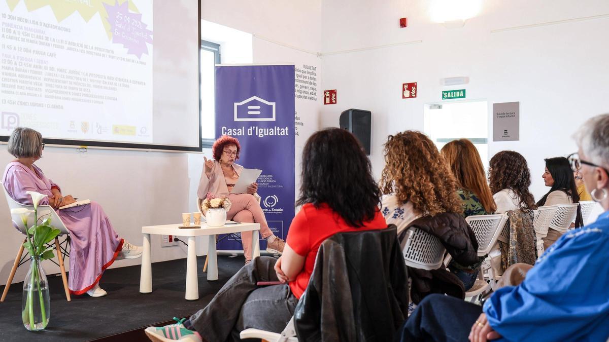 Todas las imágenes de la charla de abolición a la prostitución en Casa de la Igualdad