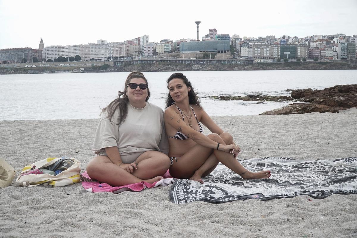 Irene Herrero y Ángela Ramos, usuarias de la playa de Riazor